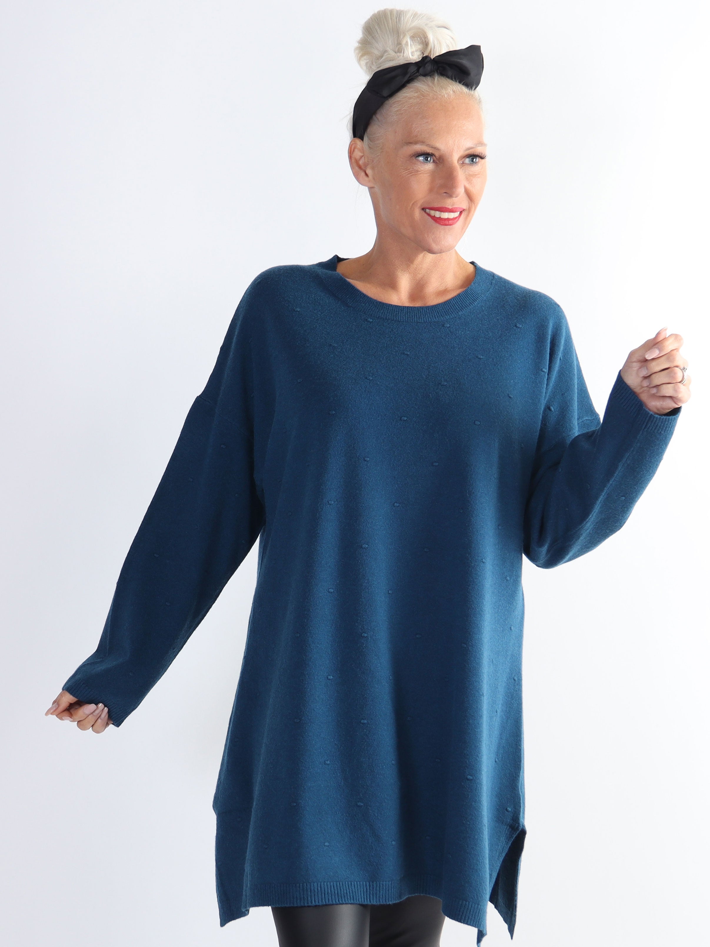 Zina - Plus size strikbluse med prikket detaljer i stoffet